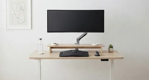 Skrivebord med ultrawide-skærm